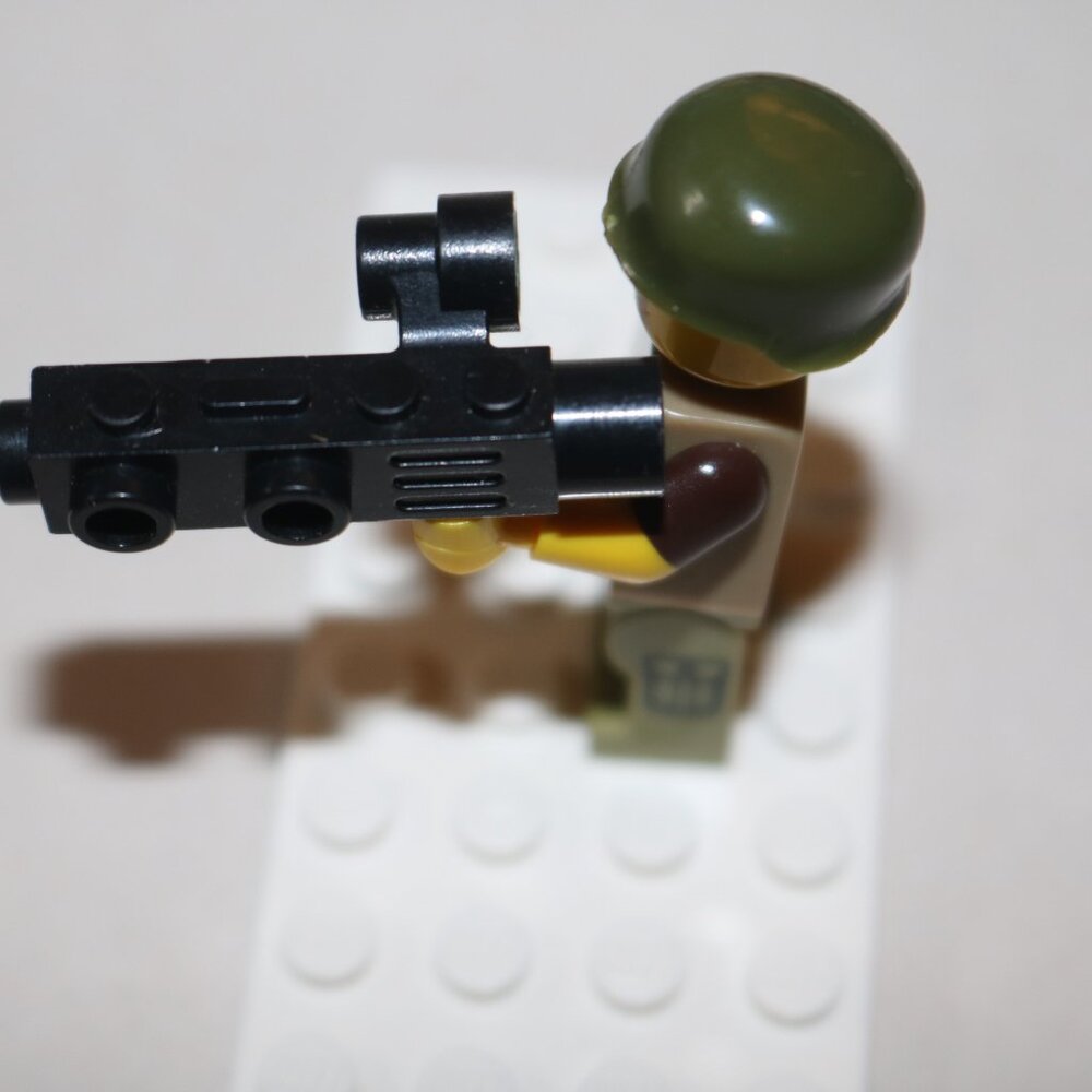 Lego Minifigure Dino Tracker With blaster and military hat - Picture 5 of 6
